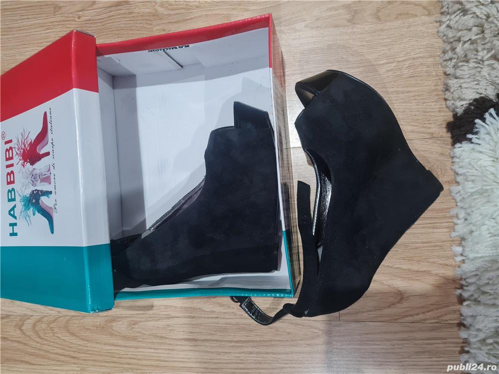 Vand sandale cu platforma