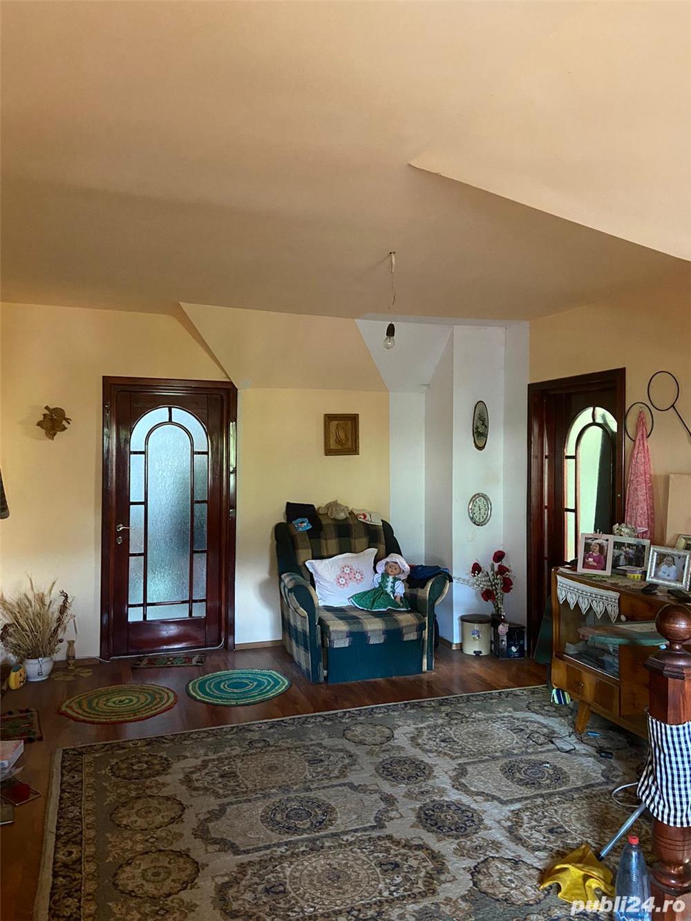 De vanzare casa cu  6 camere, 2 bai, 2  balcoane in stil rustic