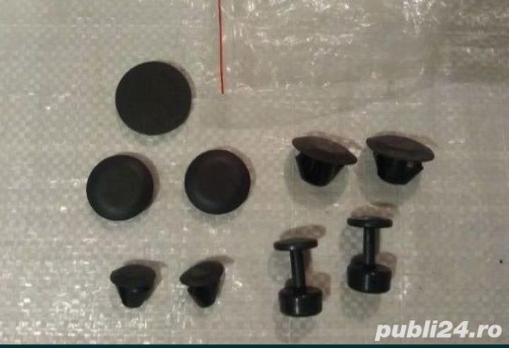 Set de 9 capace si prinderi decorative pentru autoturim