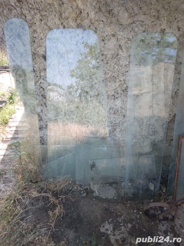 vând geamuri pentru tractor U650, combina Class 