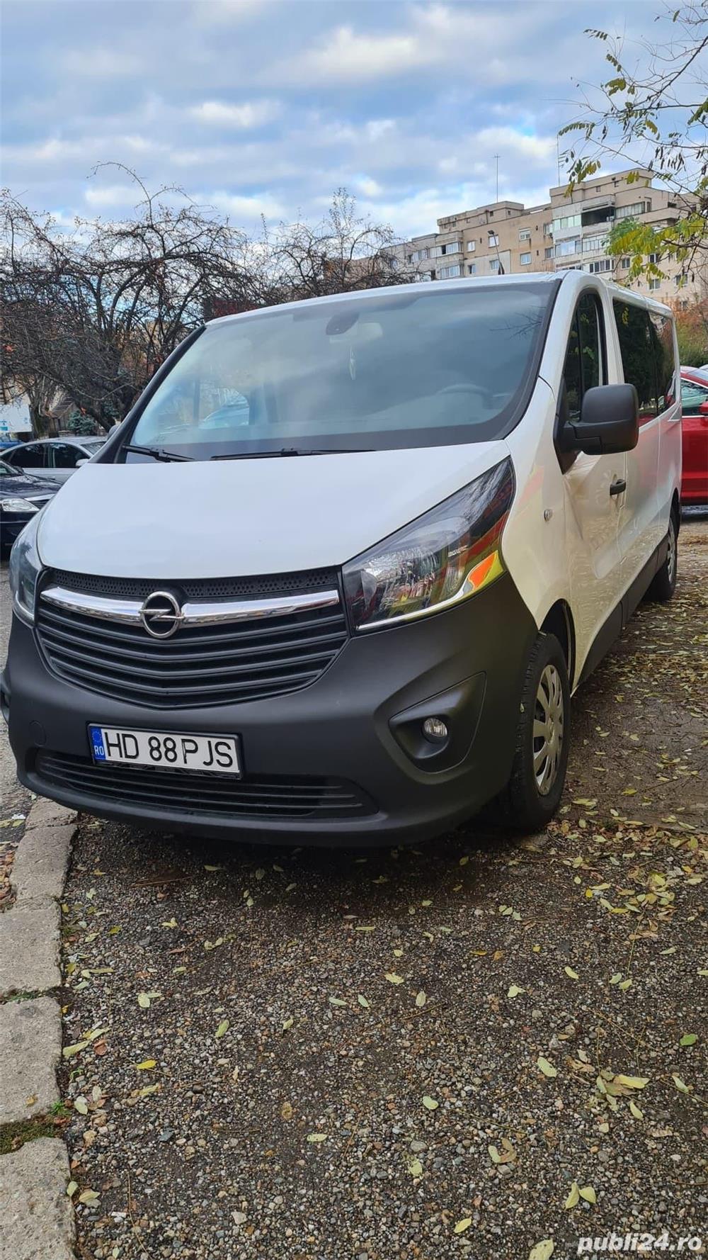 Transport persoane cu microbuze VW Crafter - 20 locuri,an 2016 si Opel Vivaro de 8+1 locuri,an 2020.