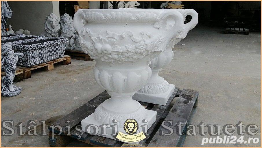 Vază ornament mare cu picior, alb, model V6.