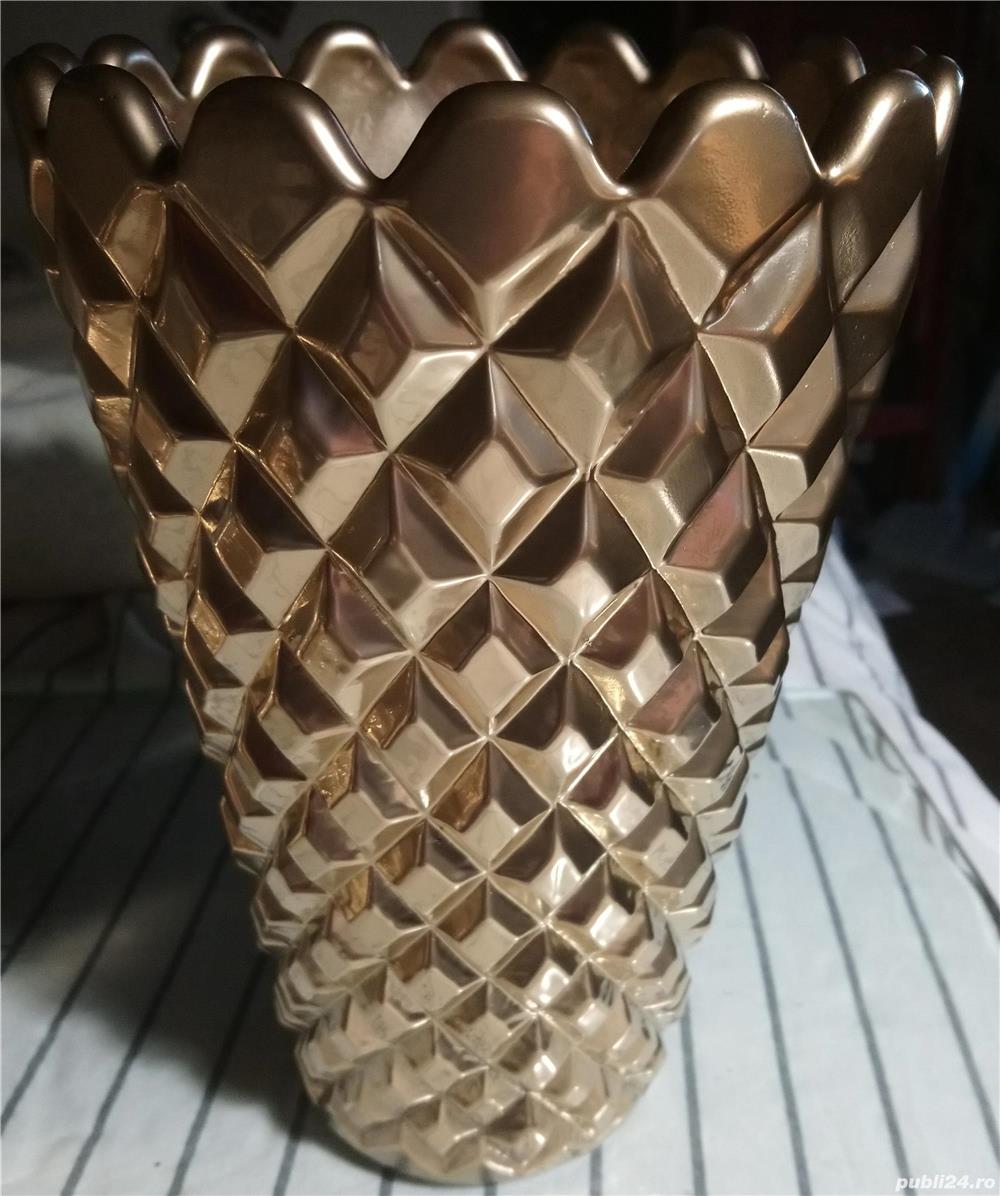 vaze decor aurii
