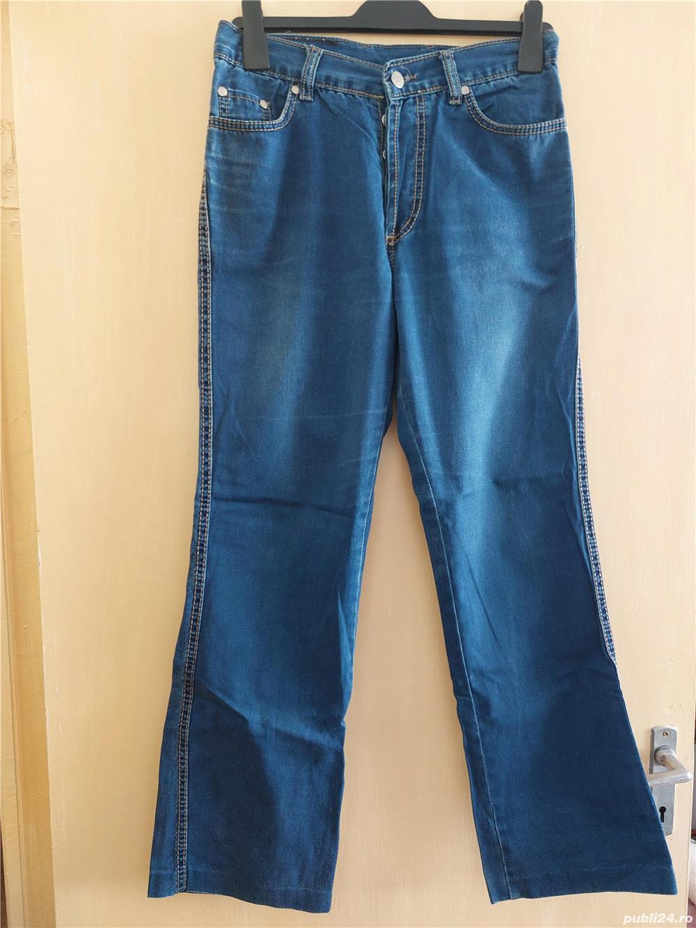 Blugi albastri usor evazati