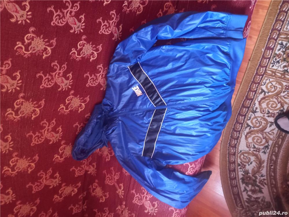 Vând jacheta de dama din fâș Nike, noua, marimea M