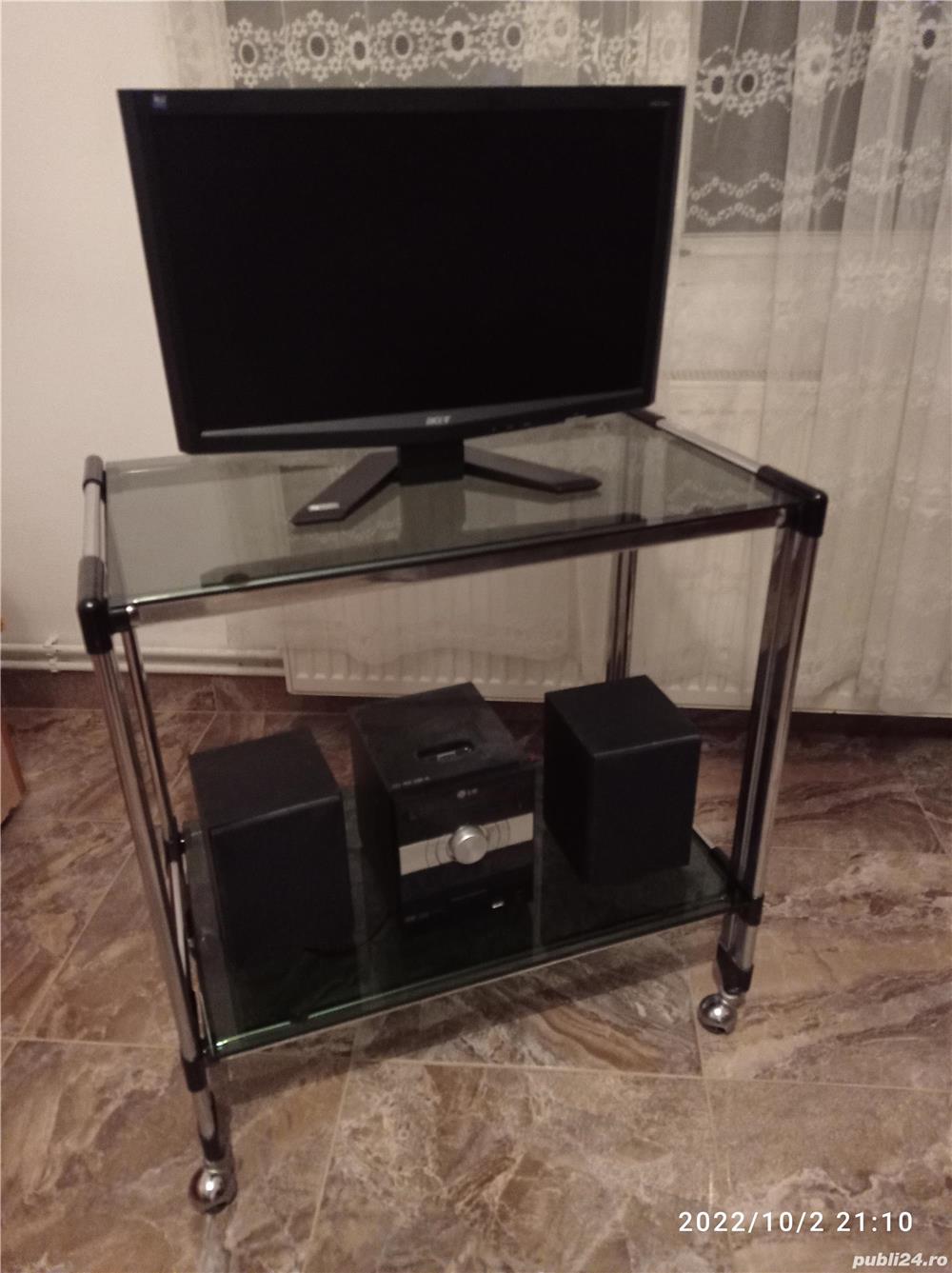 Vând masă de sticlă pe roți 