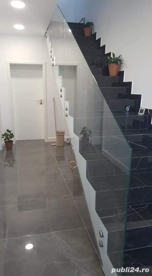 O altă lucrare a firmei noastre o balustradă cu sticlă securizată și asamblată în conectori inox