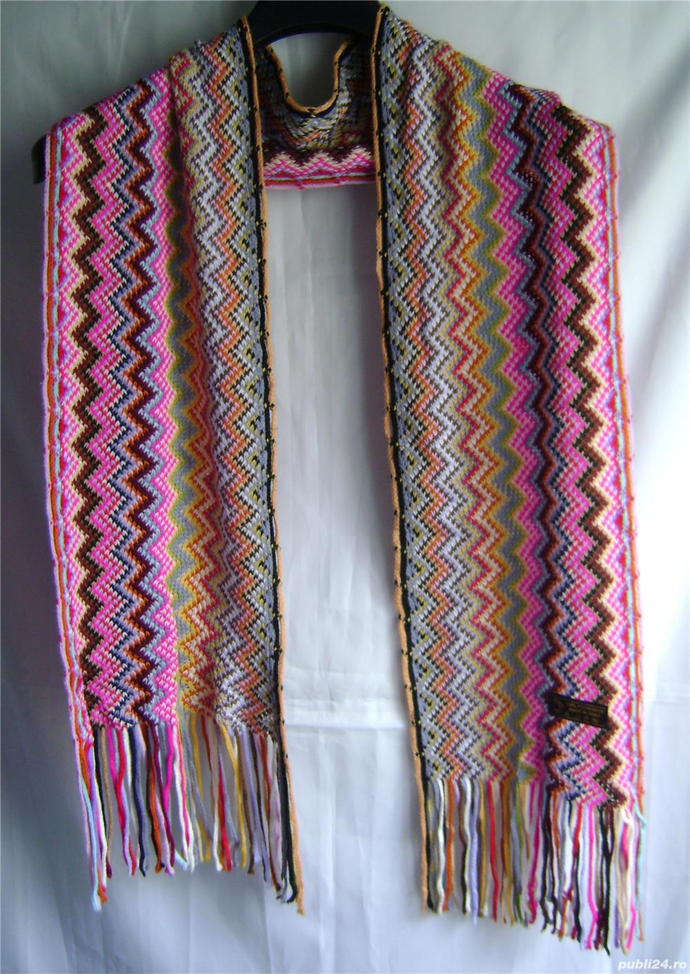 Esarfă multicoloră, cu etichetă
