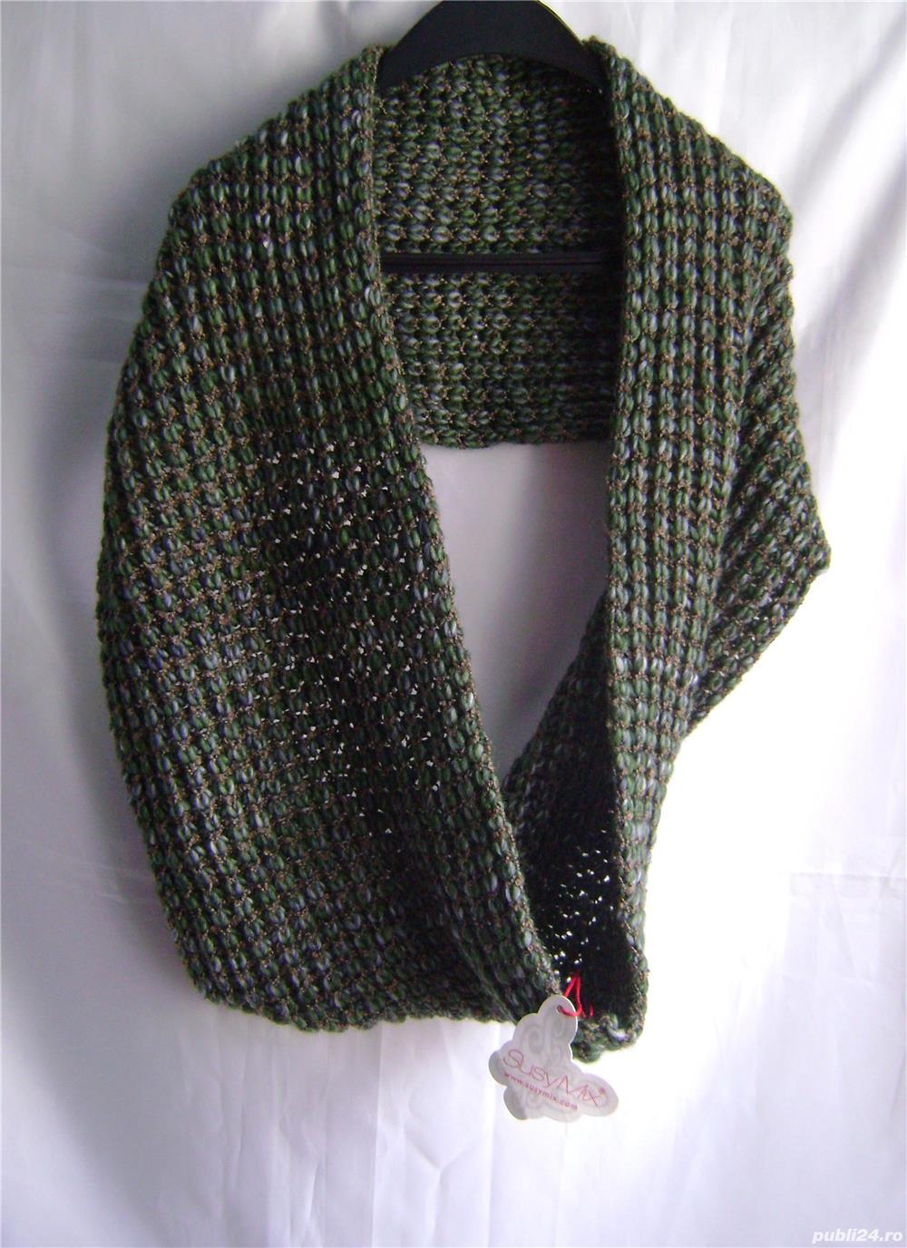 Fular tricotat circular, cu etichetă