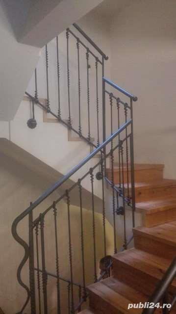 Balustradă asamblată din mai multe elemente cum ar fi spiralele din fier forjat