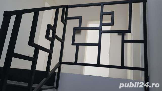 Acest model de balustradă este plin de pătrate mari sau mici unite între ele