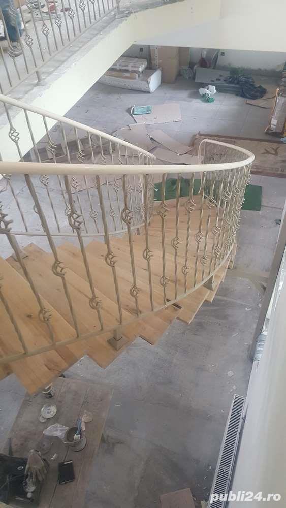 Balustradă cu model simplu și elegant, scăriile sunt în spirală, iar balustrada vine în semicerc 