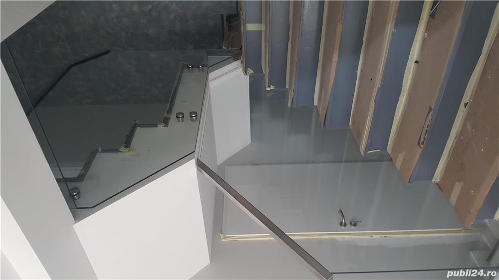 Balustradă cu sticlă securizată asamblată în conectori