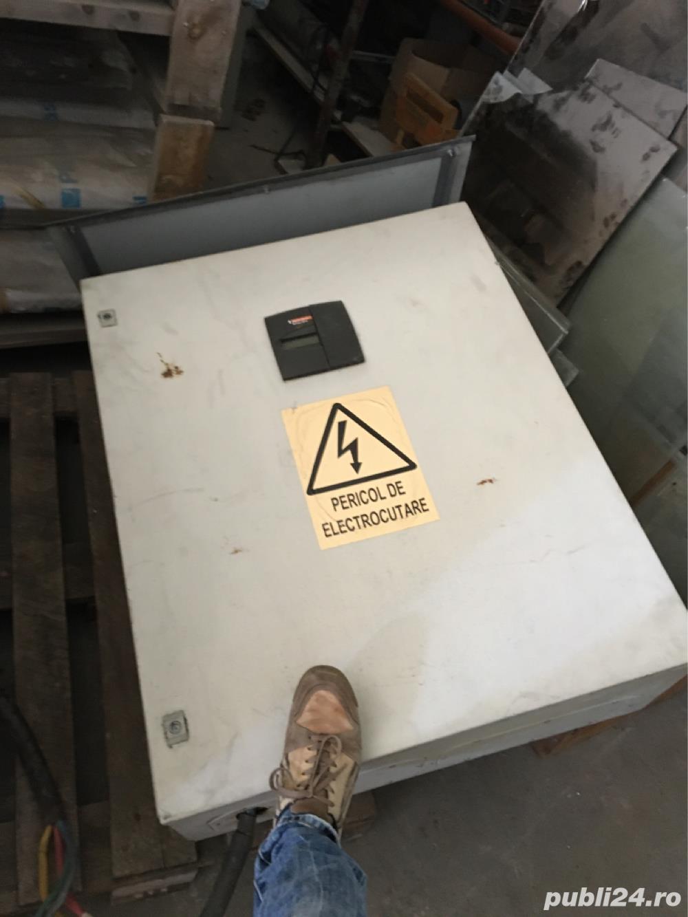 Panou electric - Regulator tensiune