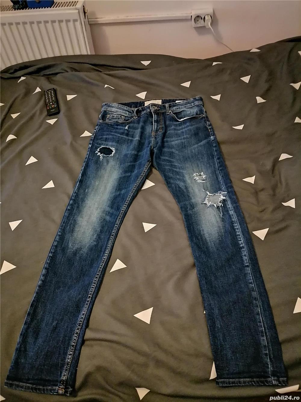 Stradivarius Man blugi barbati masura 42 Distressed fabricati in Spania