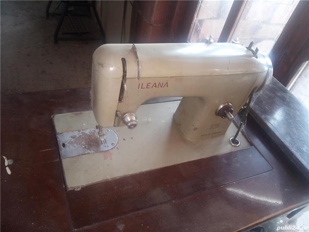 Vand masini de cusut vintage cu pedala