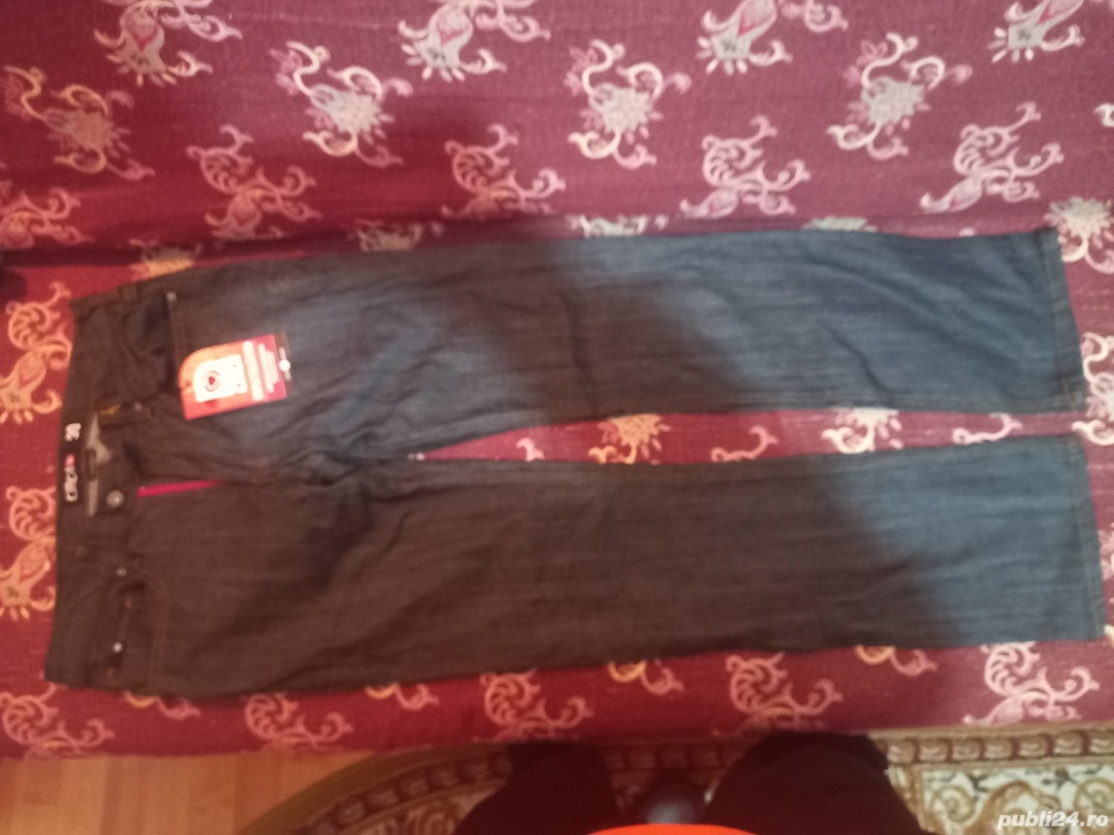 Vând pantaloni de barbati Circa Staple Collection, pantaloni de skater, noi, cu eticheta