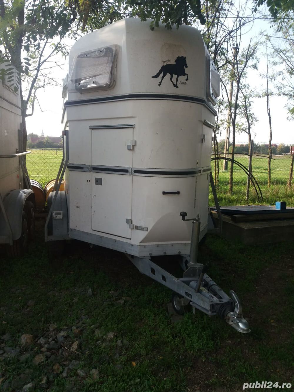 Inchiriez remorca de cai