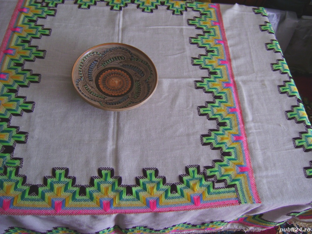 Fată de masă vintage, cusătură manuală pe etamină