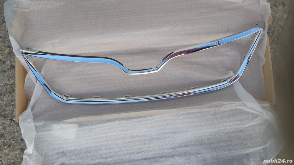 Rama crom grila radiator Skoda Rapid