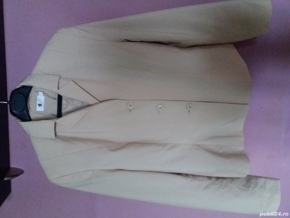 Vand sacou crem cambrat pe corp