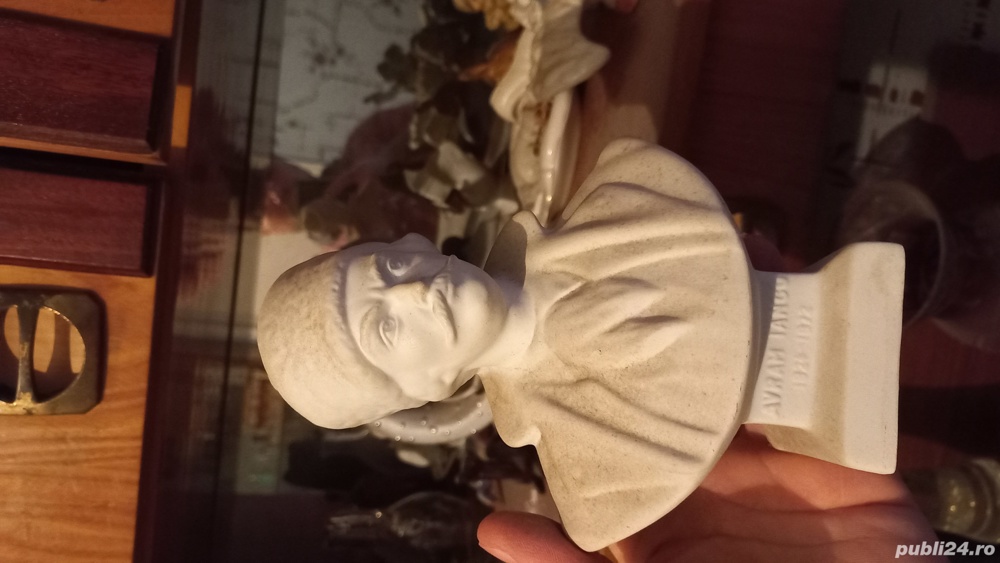 Vand ieftin tot felul de bibelouri 