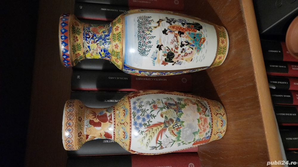 Vaze vechi din portelan ,China