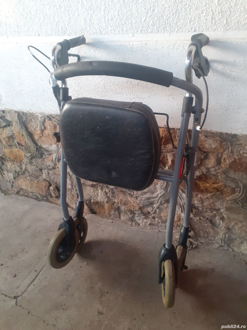 Cadru de mers pliabil cu roti.