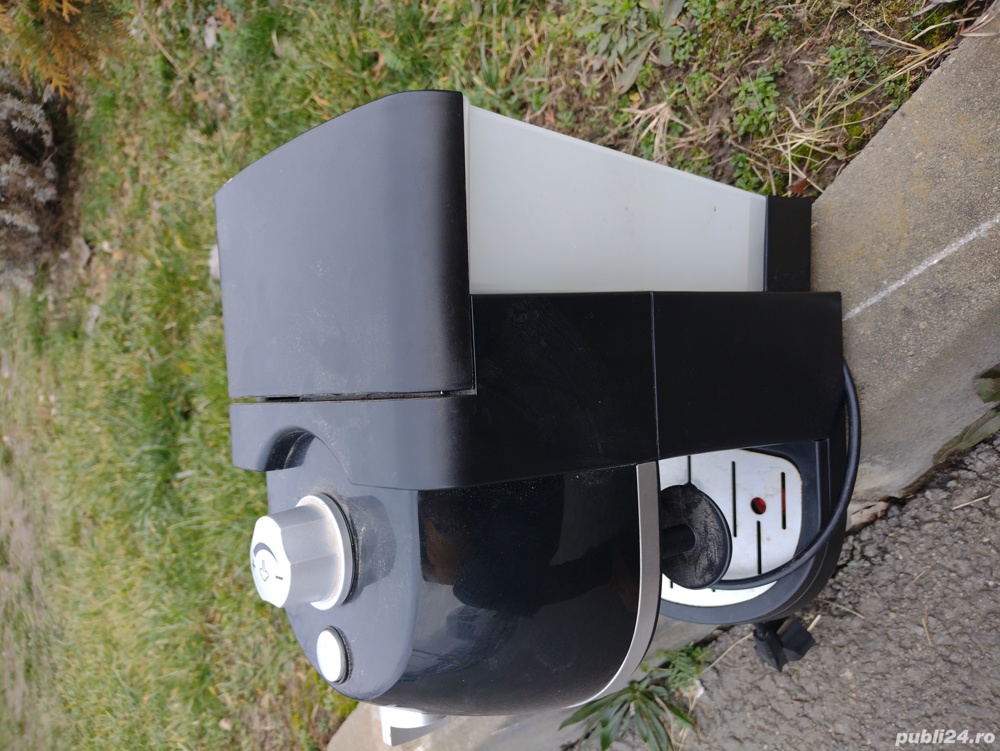 cafetieră culoarea neagra 