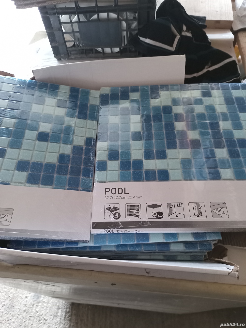 Mozaic piscina pe plasa de fibra de