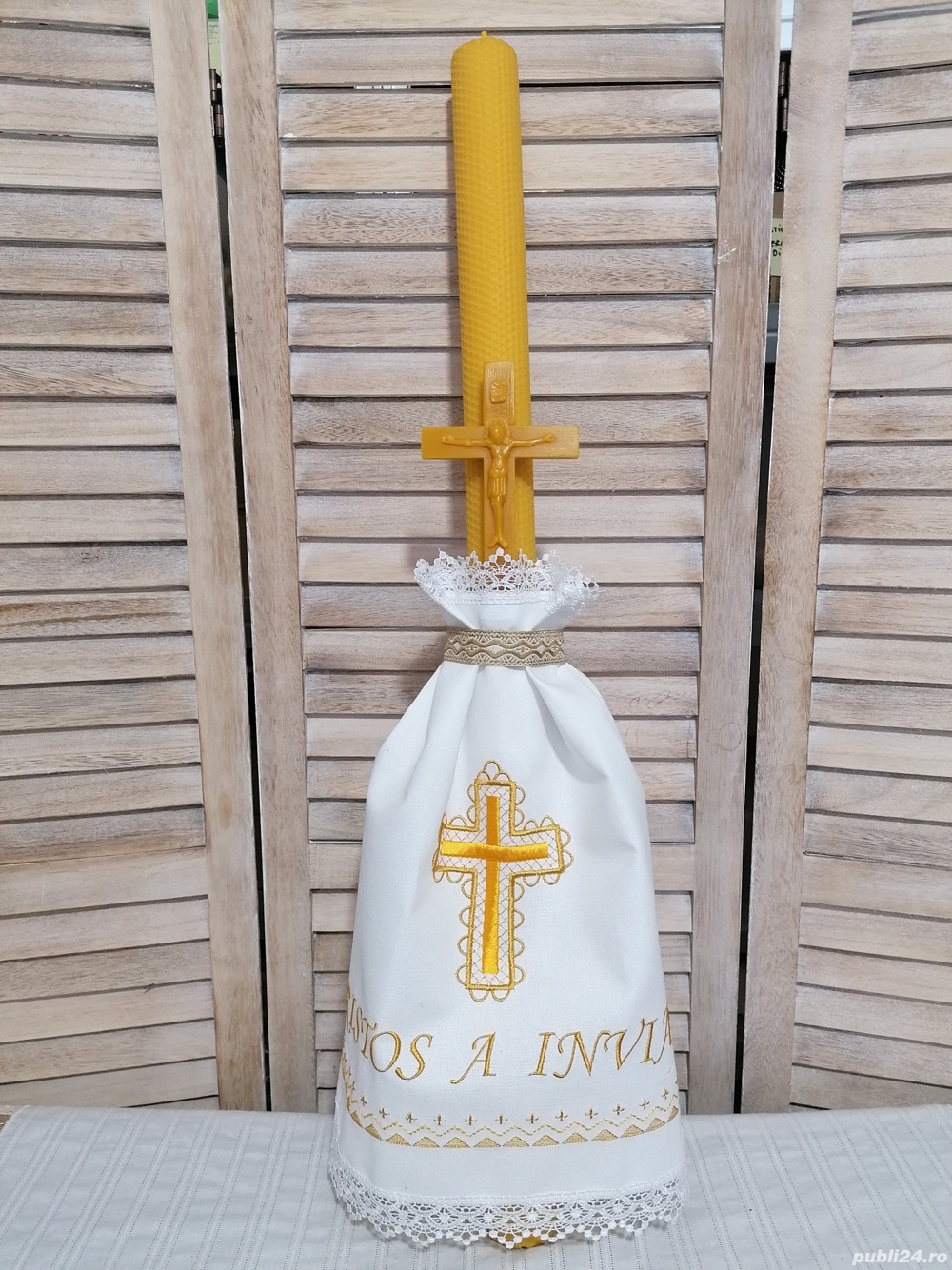 Lumanare ceara Inviere - mod. fagure 80*4,5 cm cu stergar brodat auriu