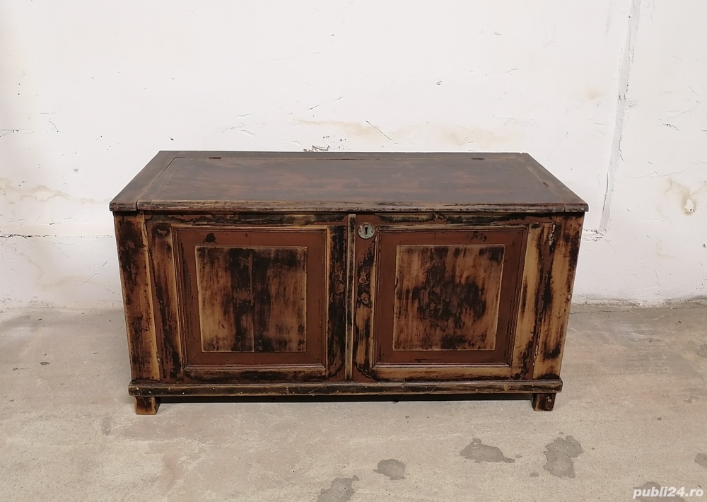 Cufar foarte vechi din lemn masiv