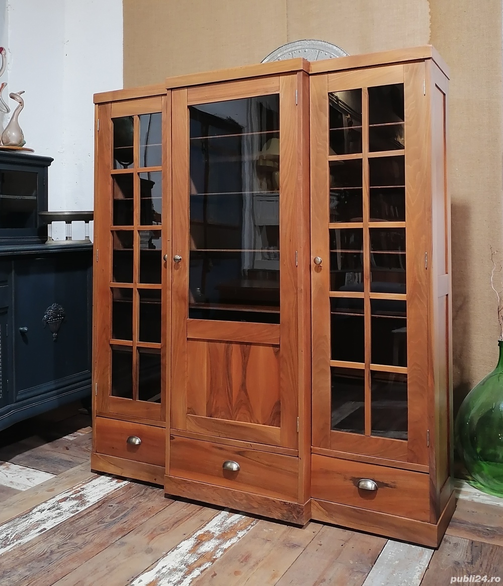 Dulap vechi (anii  1940),  din lemn masiv de nuc, restaurat