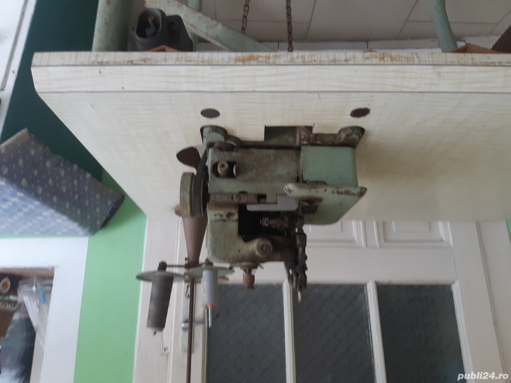 Masina de cusut cu 3 ace