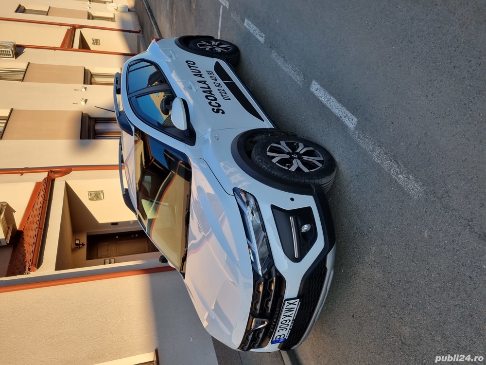 Instructor auto și profesor de legislație rutieră.