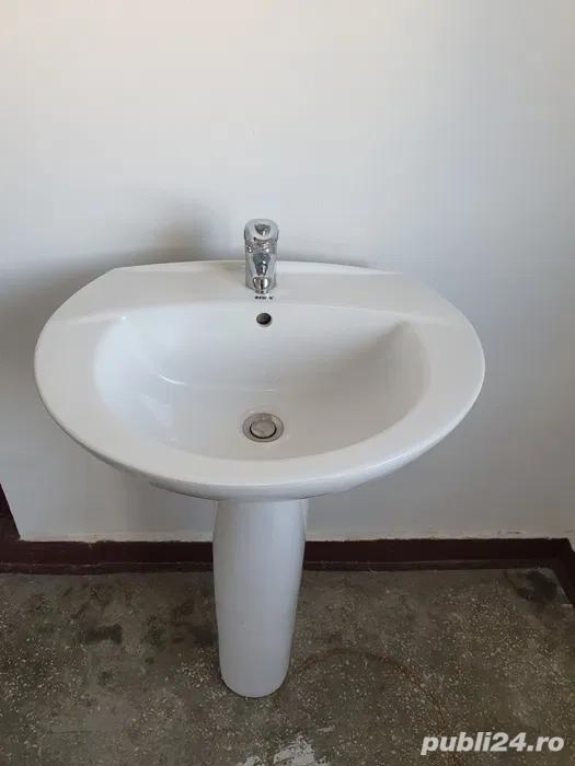 Lavoar cu picior, porțelan alb, și baterie+oglindă și 2 scaune pliante.