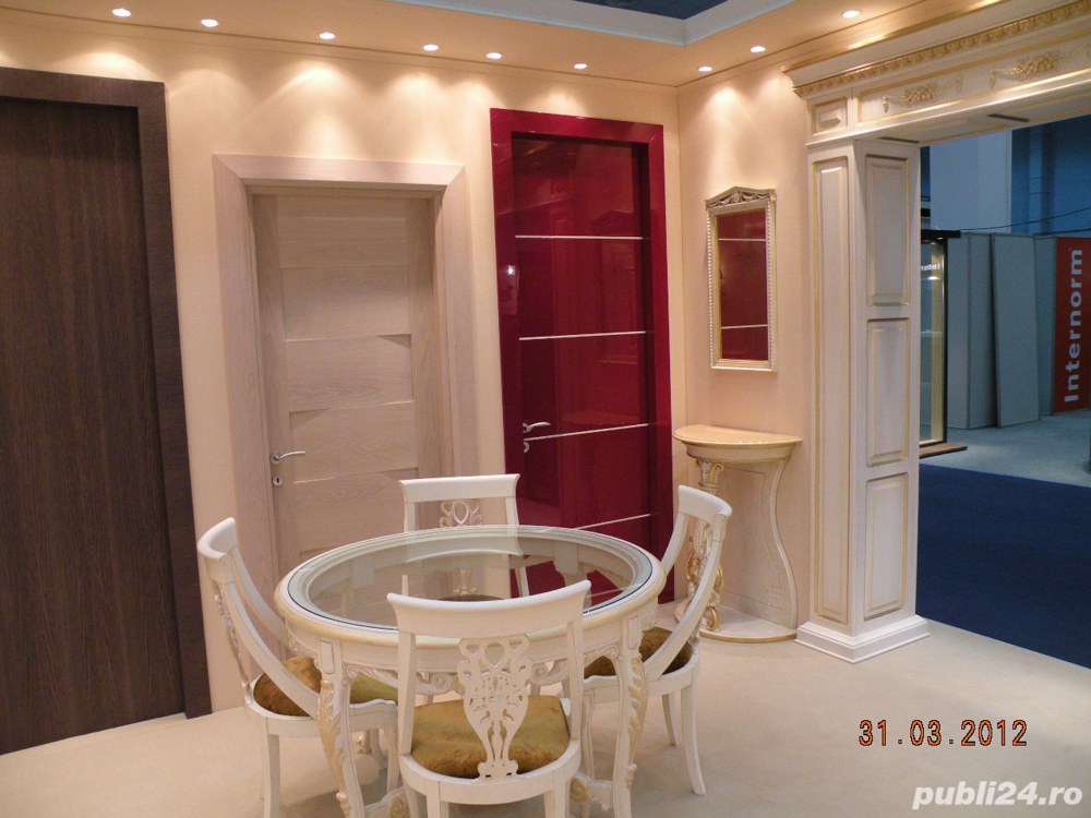 Vand masa rotunda cu 4 scaune tapitate noi - fabricate in Italia