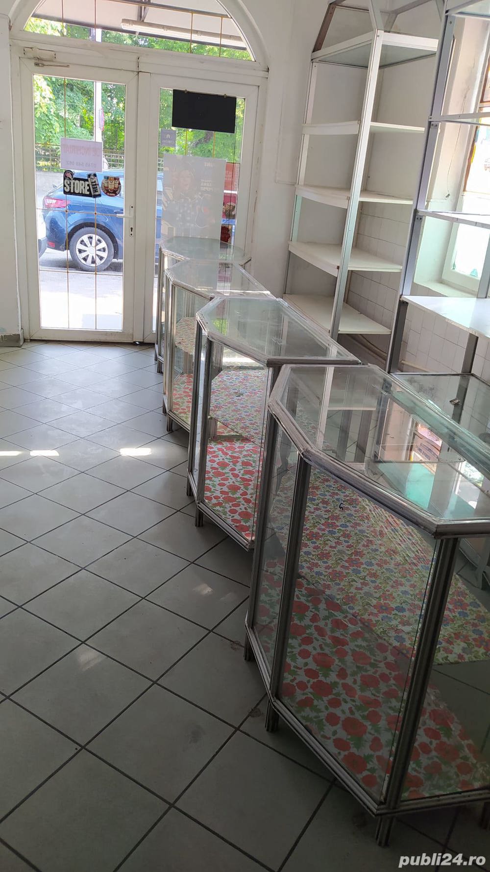 Rafturi și vitrine comerciale pentru expunere magazin