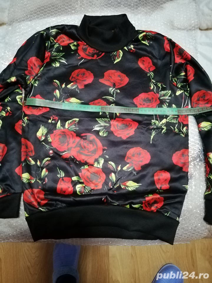 Bluza neagra cu trandafiri, deosebita 