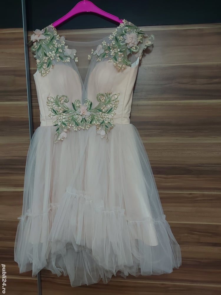 Vând rochii purtate o singura date