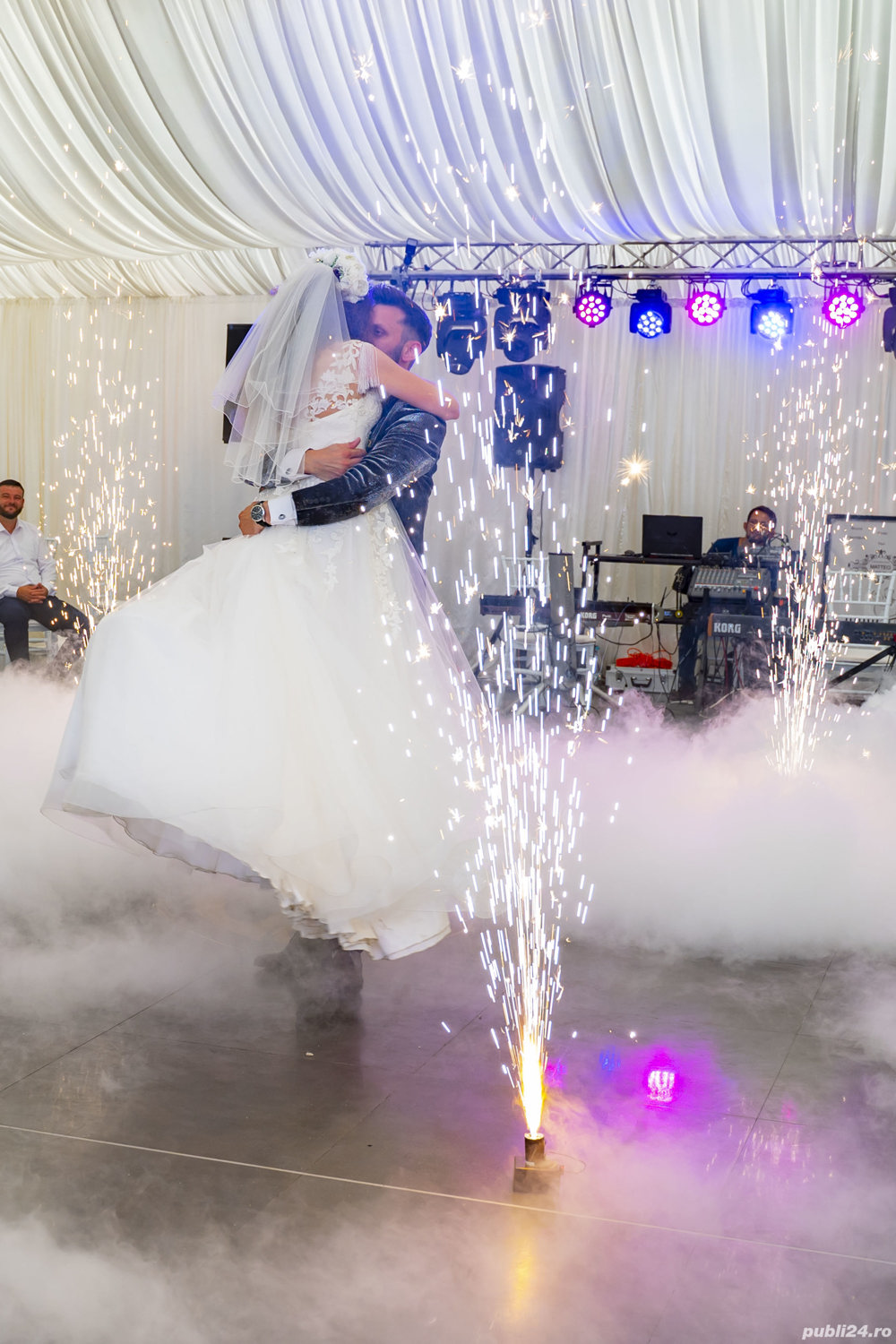 NUNTA Medias Matteo: lumini,ceata carbonica,masina de baloane cu fum etc.