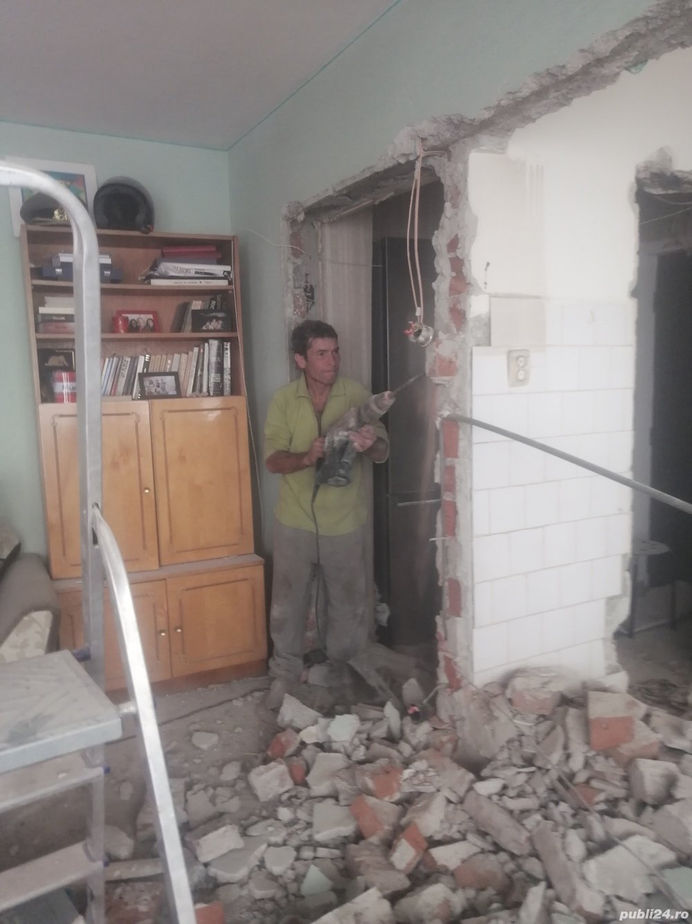 Demolare perete,casa,decopertare gresie,decopertare tencuiala