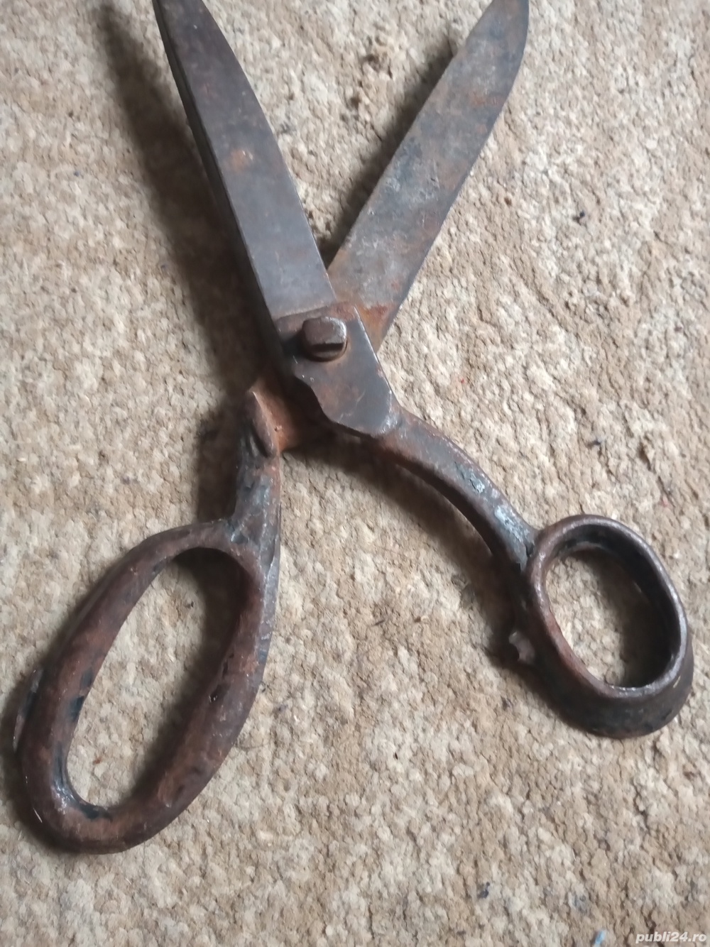 Vând foarfecă profesională.
