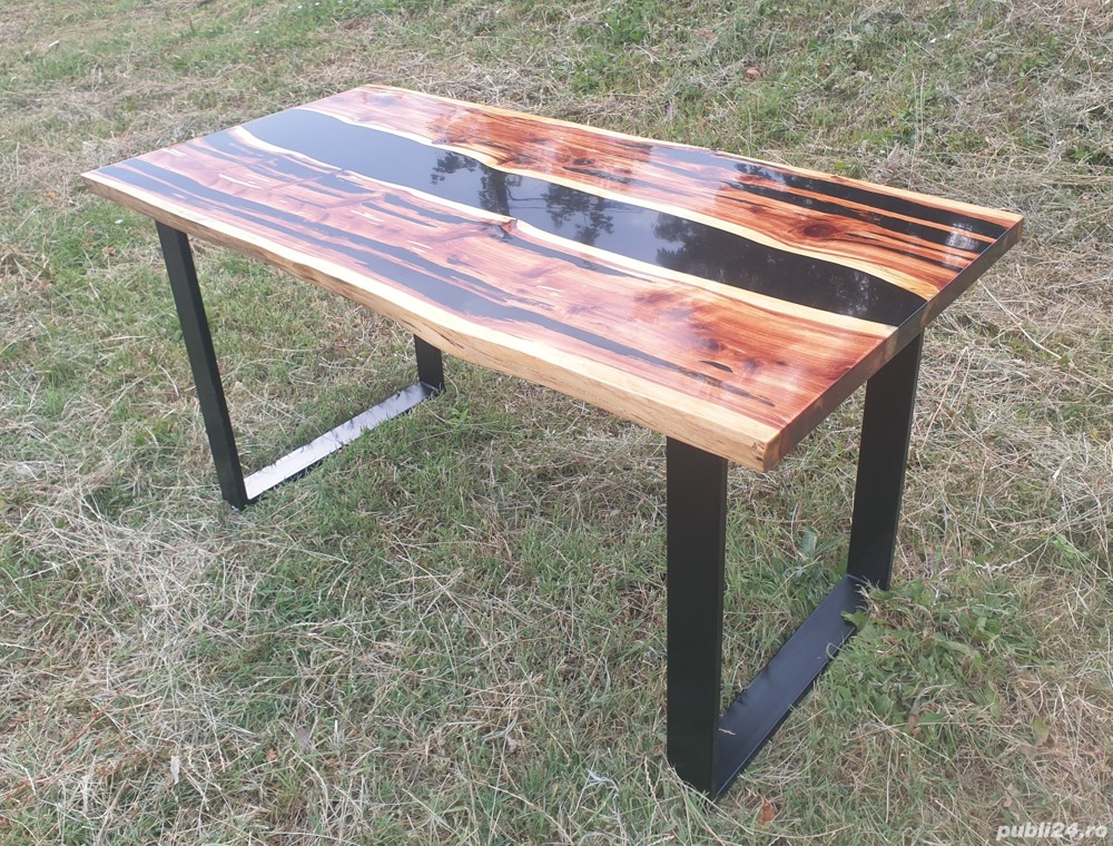 Masă din lemn de cedru și rășină