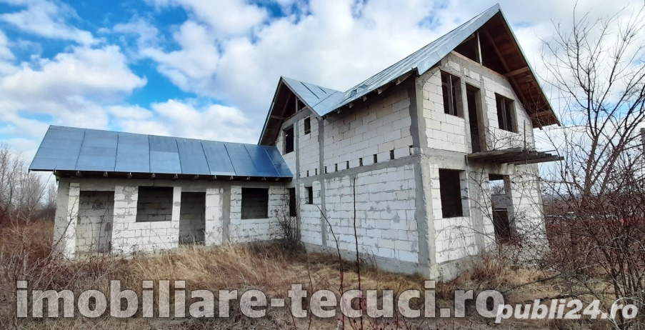 Casa la rosu cu 1000 mp teren in com Munteni, parter și mansarda