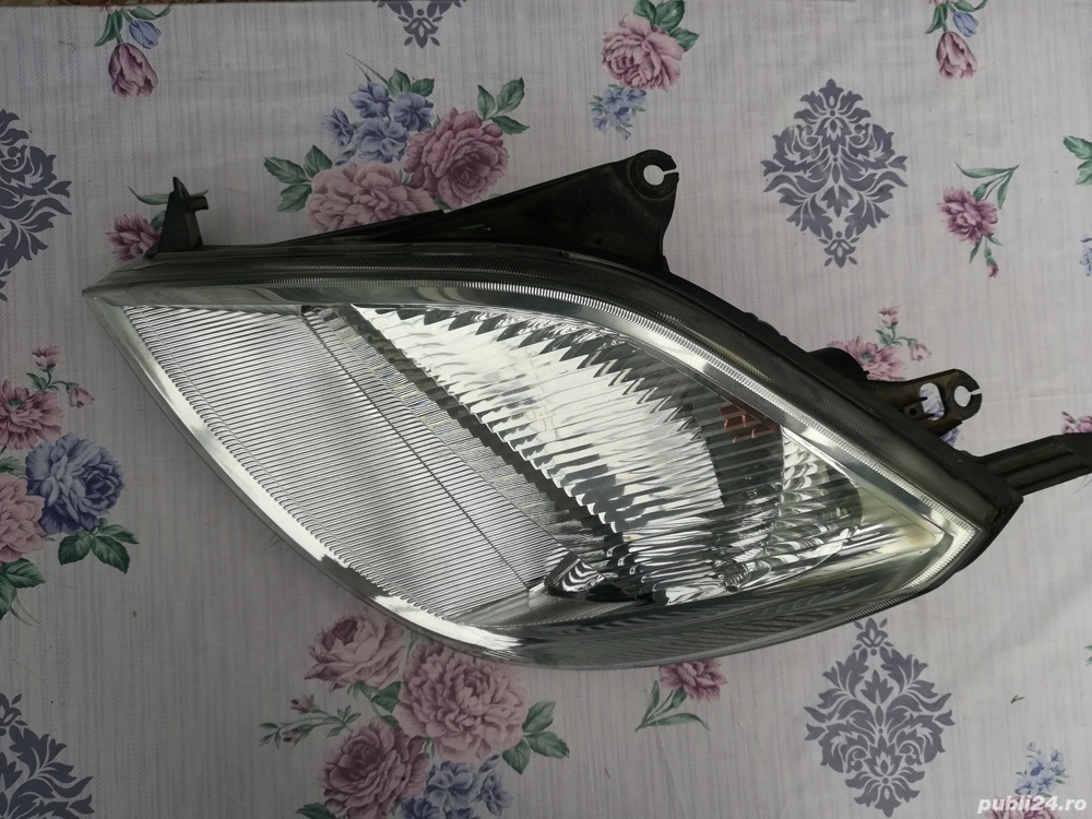 Far for stanga de ford fiesta ghia 2002 ,se potrivesc piesele  pana la cele din 2008 - pret 120  ron