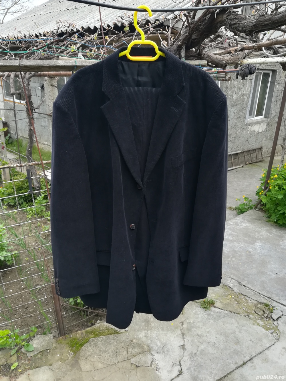 Costumuri barbati diferite culori marimea 52 / aproape noi / 200 ron