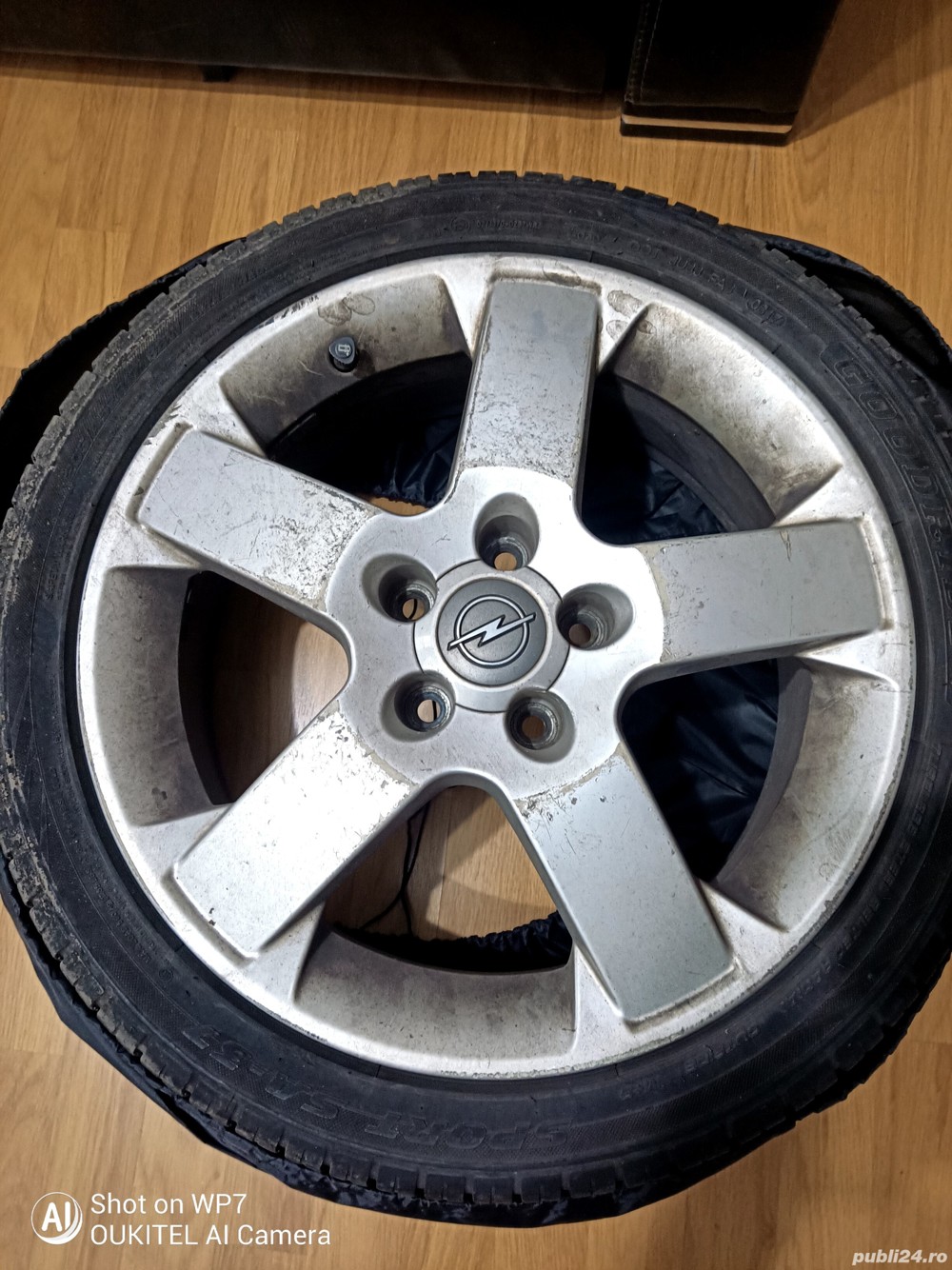 Vând jenți aluminiu cu anvelope 