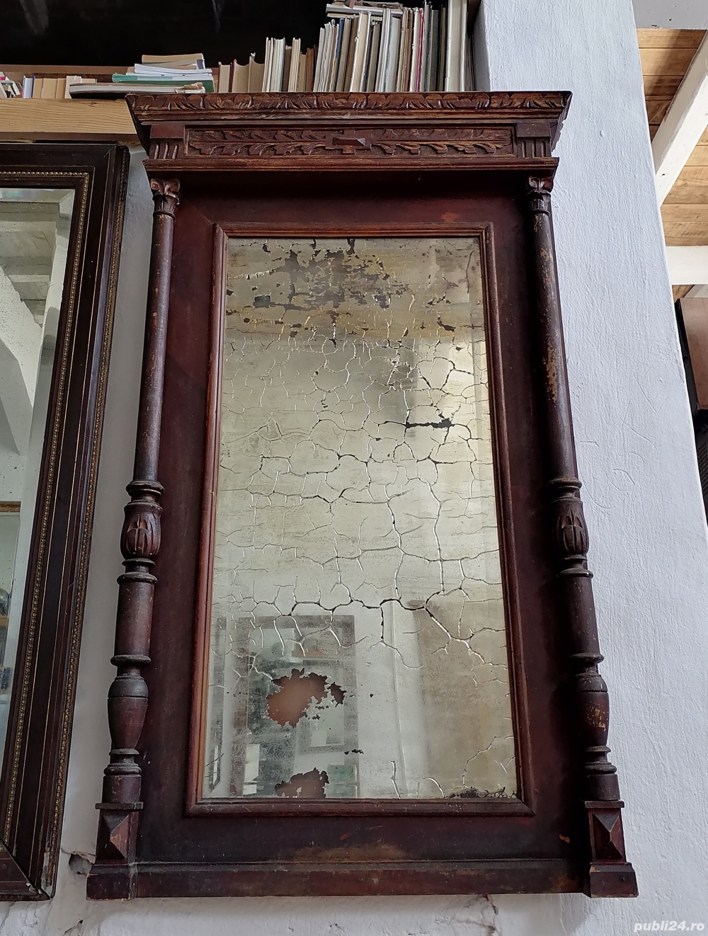 Oglinda foarte veche cu rama din lemn masiv
