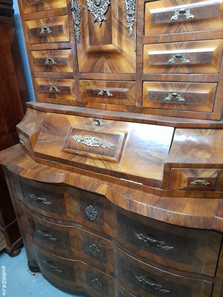 Vind tabernac antic lemn masiv cu furnir de nuc